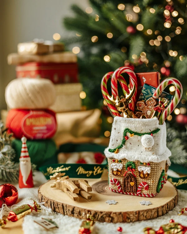 A detailed crochet gingerbread house.