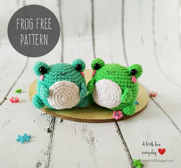 Mini crochet frog amigurumi.