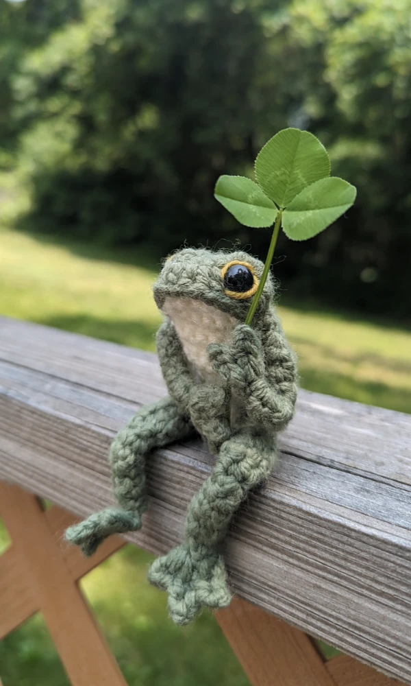 A realistic crochet frog.