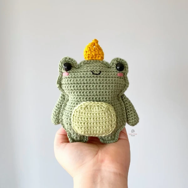 Mini ragdoll-style crochet frog toy.
