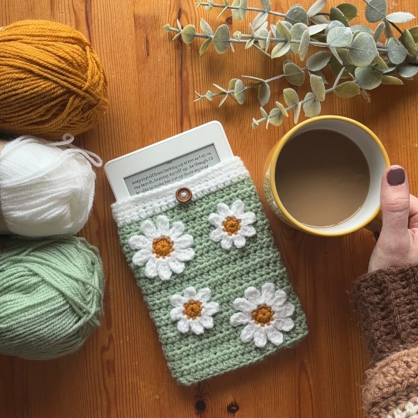 Crochet Kindle cover with cute applique daisies.