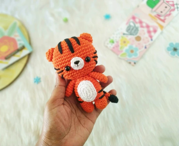 A small crochet tiger amigurumi.