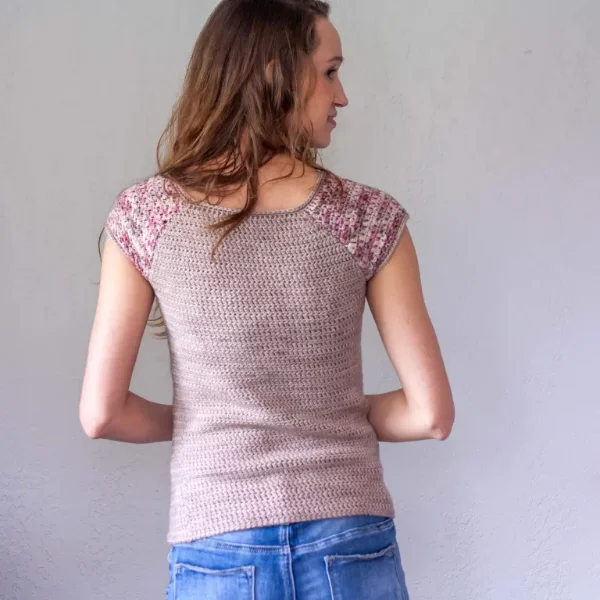 Back view of a crochet tee shirt with contrasting coloured cap sleeves.