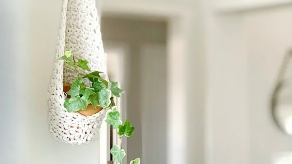 Boho-stylre crochet hanging planter.